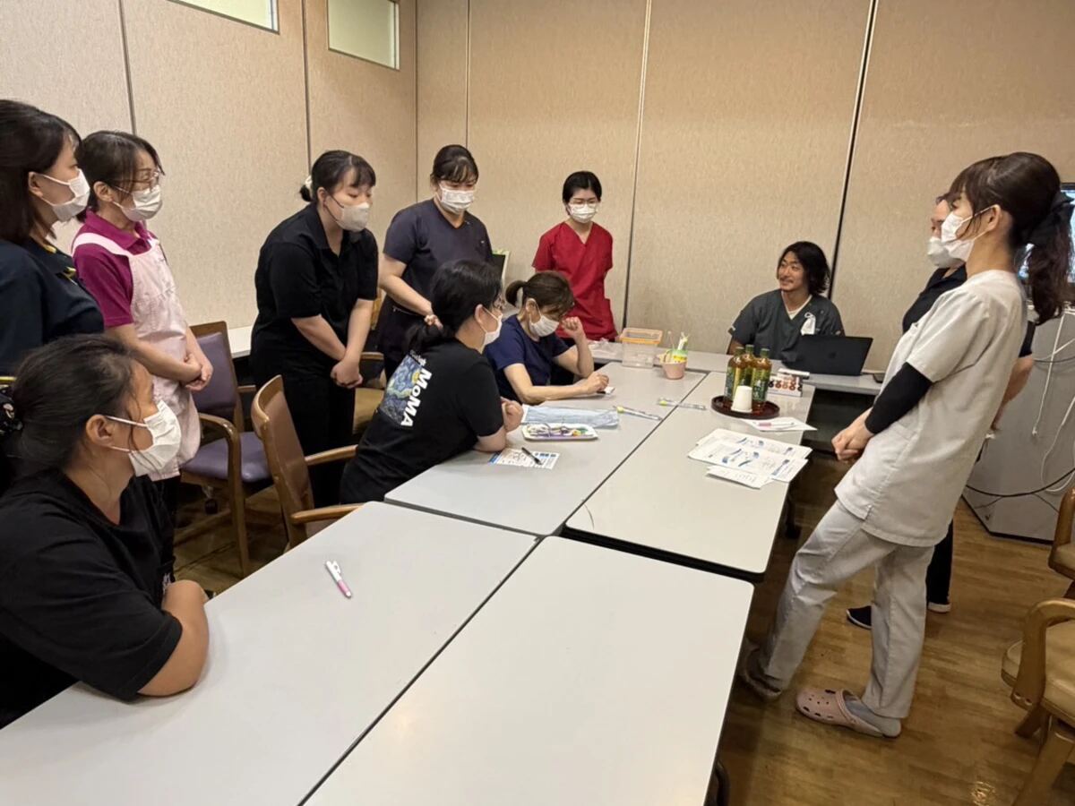 テーブルを囲んで介護施設の職員の皆さまと話し合う様子
