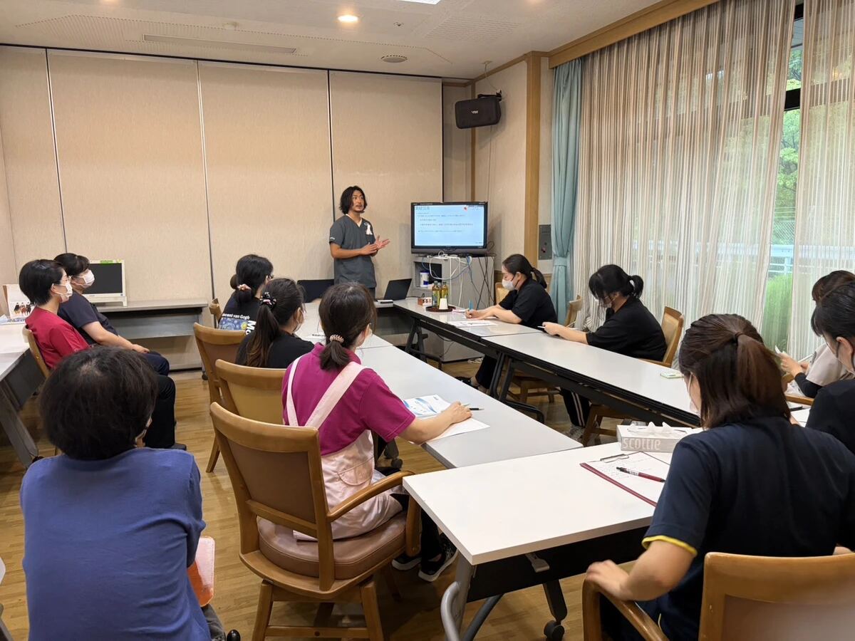 介護施設の職員の皆さまに口腔ケアについて説明する様子