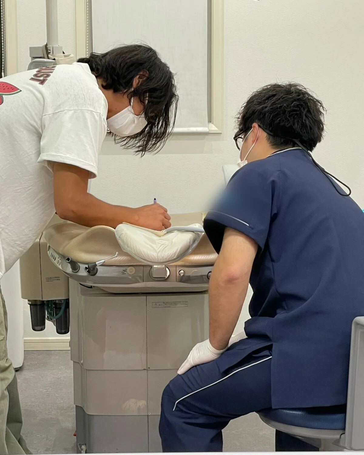 診療ユニットで手技を確認する様子