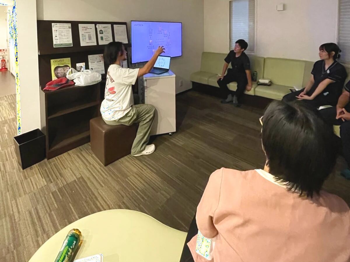 勉強会に参加する歯科医師たち