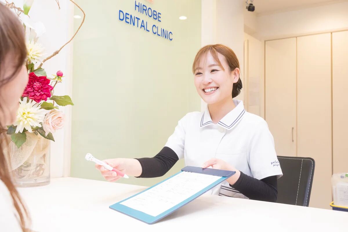 受付で患者さんに対応するスタッフ
